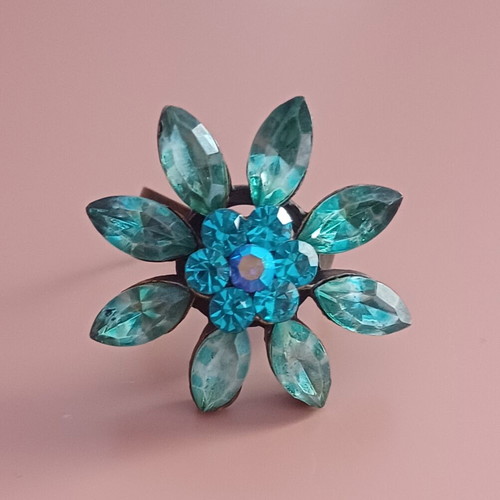 Flower ring used in turquoise color