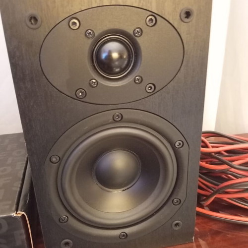 Fosi Audio V1.0G 2x50W amplifier with Denon SC-M41 bookshelves and cables