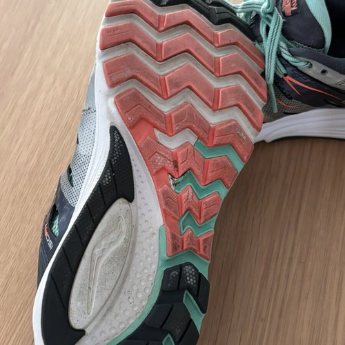 Saucony Zealot ISO 2 athletic shoes like new, size 39, multicolor