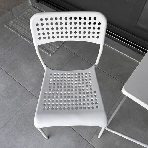 Folding table with two chairs like new