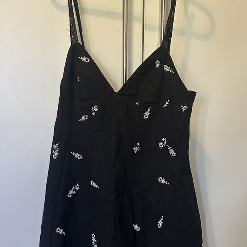 Zara dress new with embroidered flowers black and white