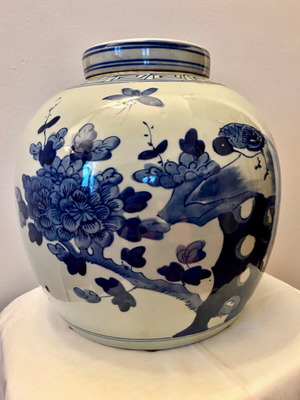 Ceramic Chinese vase spherical shape like new with lid