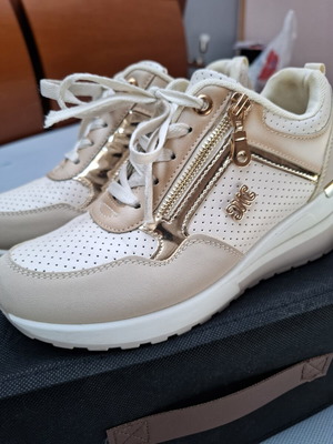 Beige women's sneakers with perforated details and gold side zipper