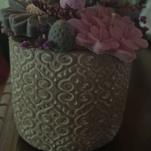 Pot with aromatic candle composition