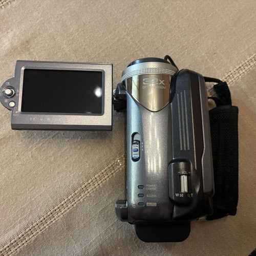 JVC GZ-MG37AS video camera like new with HDD and remote control