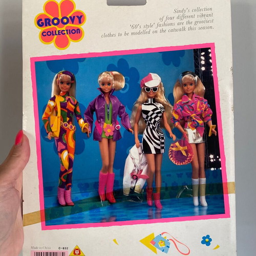 Hasbro Sindy Fashions Groovy Collection outfit with accessories 1991 new