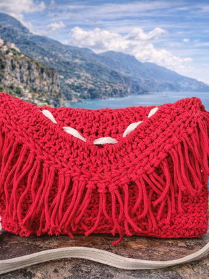 Boho τσάντα χιαστί κόκκινη χειροποίητη με κρόσσια και πλεκτό υλικό