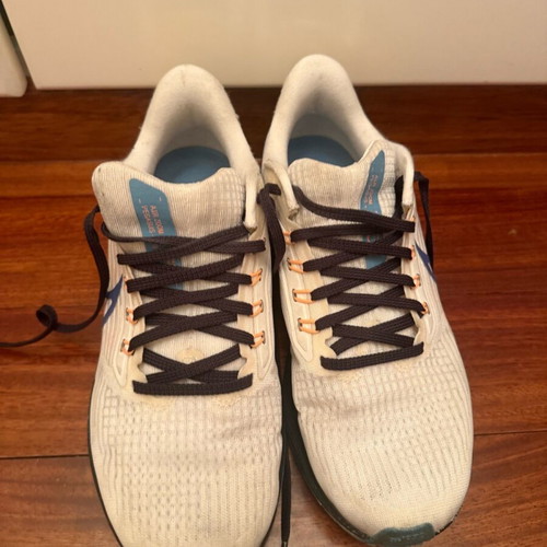 Nike women's athletic shoes like new, size 39