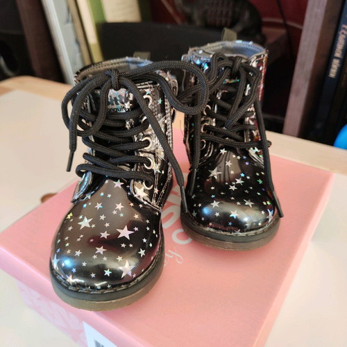 Conguitos boots black with star pattern, like new