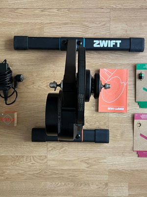 Zwift Hub One direct drive smart trainer like new with Zwift Cog & Click