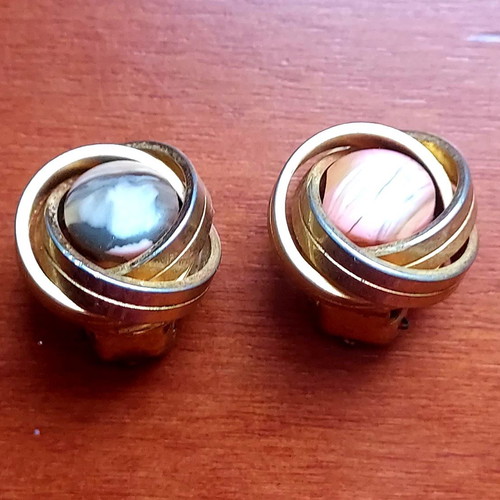 Vintage earrings with semi-precious stones used, pink and gold