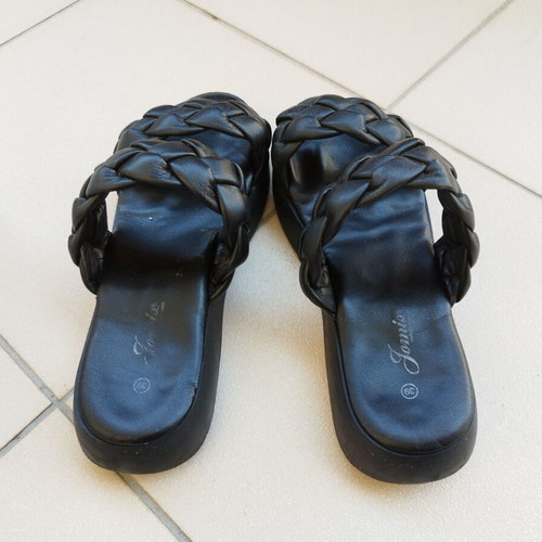 Jomix women's Italian anatomical slippers size 39 like new, black