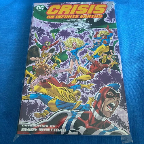 Crisis on Infinite Earths Companion Deluxe Edition Vol. 1 like new