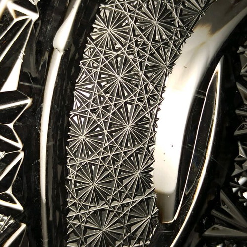 Crystal platter like new with intricate patterns and 28 cm diameter
