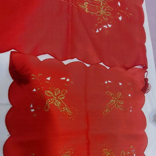 Christmas embroidered machine-sewn set of 9 table linens like new