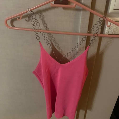 Pink blouse like new, sleeveless with detachable chain
