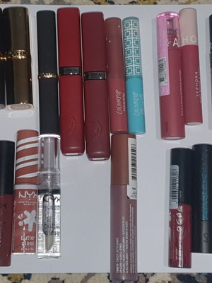 Σετ 23 μεταχειρισμένα κραγιόν, lip gloss και μολύβια