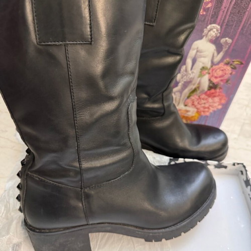 Feng Shoe black leather boots with studs used size 38