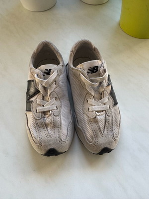 New Balance kids' athletic shoes like new, size 26, gray