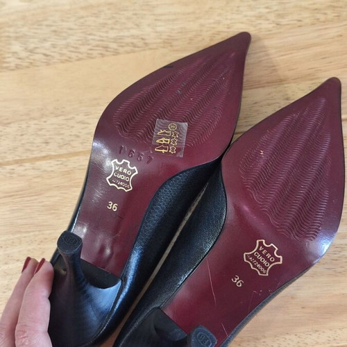 Black leather 60's style pumps like new, size 36