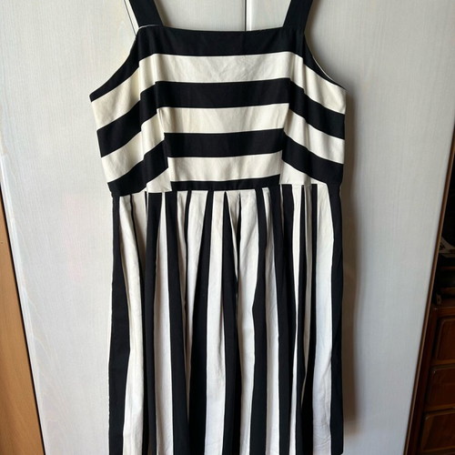 Dress No 14 / 42 like new, cotton satin fabric