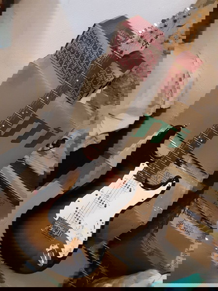 Ηλεκτρική κιθάρα Squeir Stratocaster, λειτουργική, σκασμένη λάκα