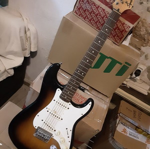 Ηλεκτρική κιθάρα Squeir Stratocaster, λειτουργική, σκασμένη λάκα