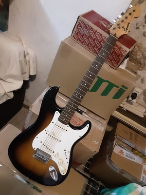 Ηλεκτρική κιθάρα Squeir Stratocaster, λειτουργική, σκασμένη λάκα