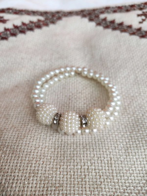 Double-strand bracelet new with pearls and memory wire