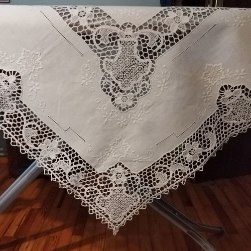 Tablecloth with guipure lace like new, set with runner and napkins