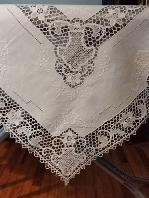 Tablecloth with guipure lace like new, set with runner and napkins
