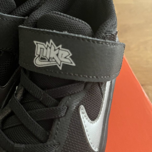 Nike Team Hustle D 10 (PS) kids' shoes size 28, black and silver