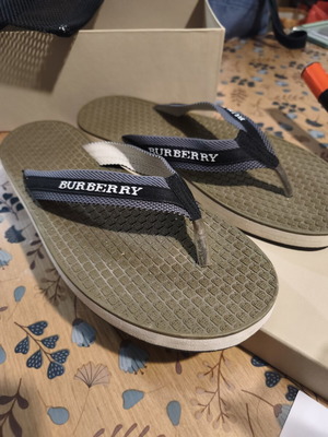 Burberry London flip flops size EU 42 like new with box and dust bag