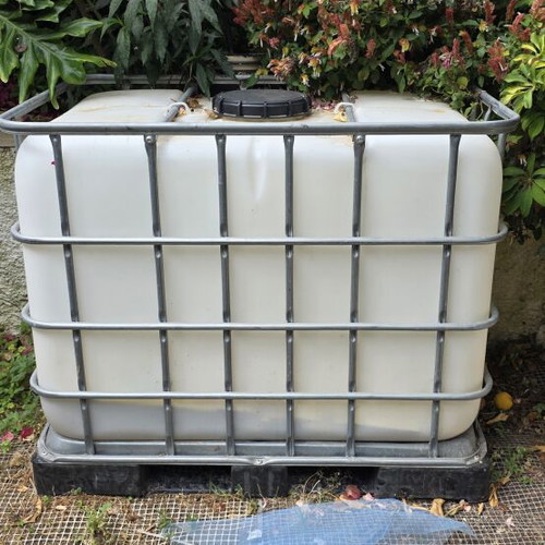 1000-liter container new, sturdy construction with valve