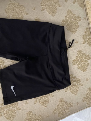 Γυναικεία αθλητική βερμούδα Nike σαν καινούργιο, μέγεθος S