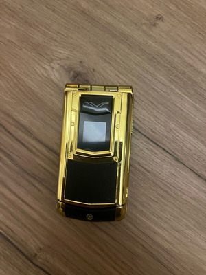 Vertu V77 Ayxta mobile phone new with voice change on calls gold