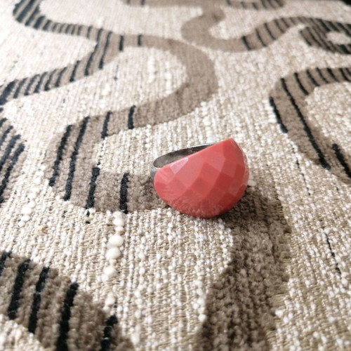 Pink ring like new with unique coral shade