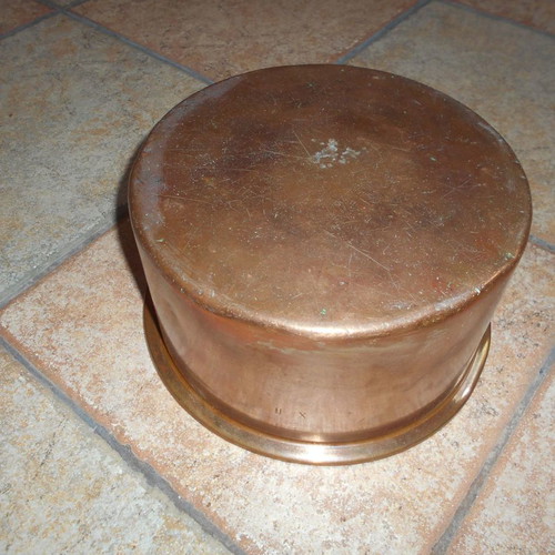 Bronze old pot used, diameter 24/26 cm, height 15 cm