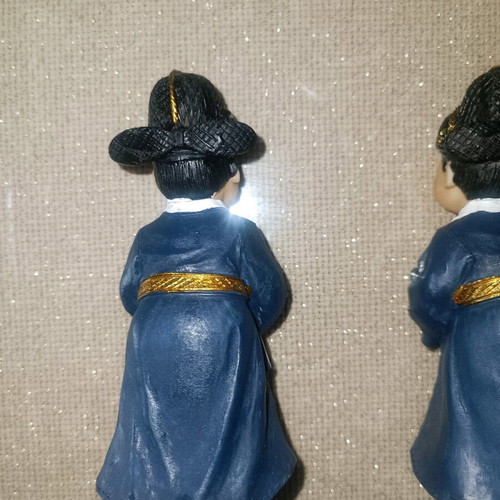 Set of 2 South Korea resin figures like new