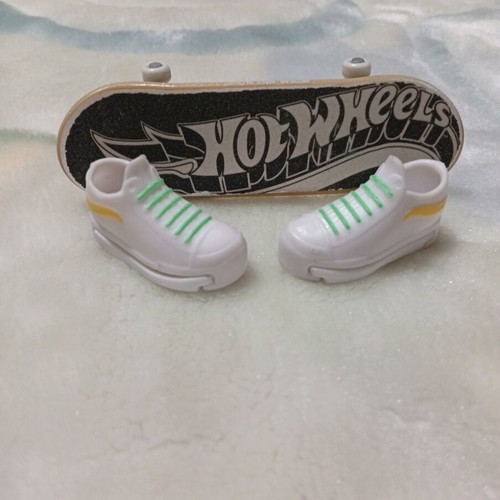 Miniature skateboard fingerboard Hot Wheels like new