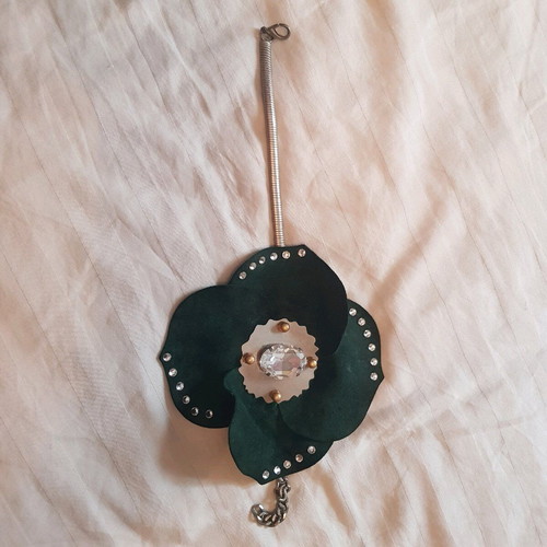 Leather bracelet like new with Swarovski stones green