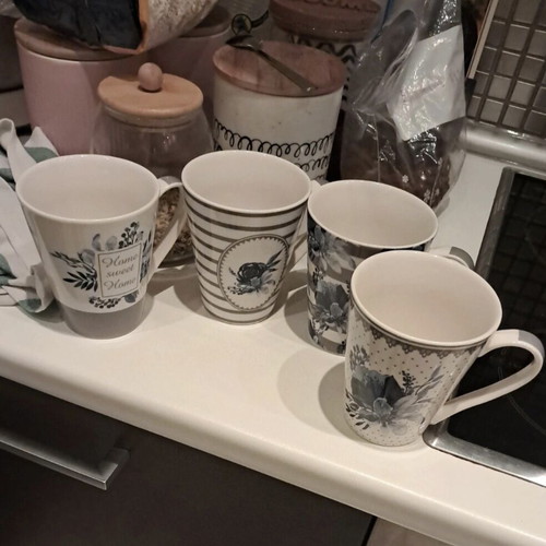 Set of 4 mugs with vintage design like new