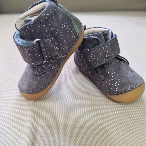 Kickers baby shoes for girl size 18 like new