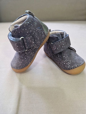 Kickers baby shoes for girl size 18 like new