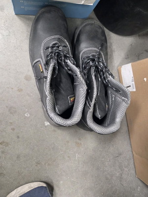 Safety shoes size 45 like new, waterproof with protective metal