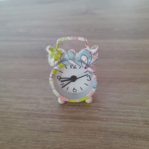 Small analog clock like new with battery