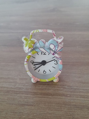 Small analog clock like new with battery