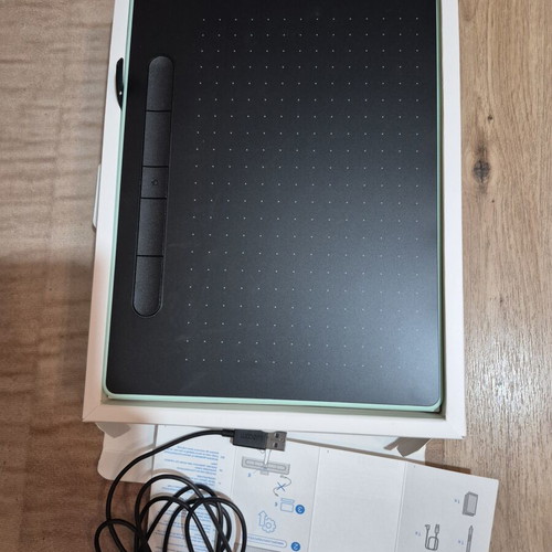 Wacom Intuos M pen tablet, pistachio