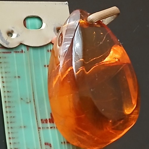 Amber pendant A quality, 3 cm, like new