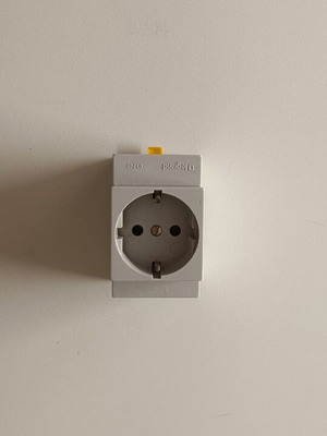 Πρίζα ράγας Legrand 03240 Σούκο σαν καινούργιο, λευκή